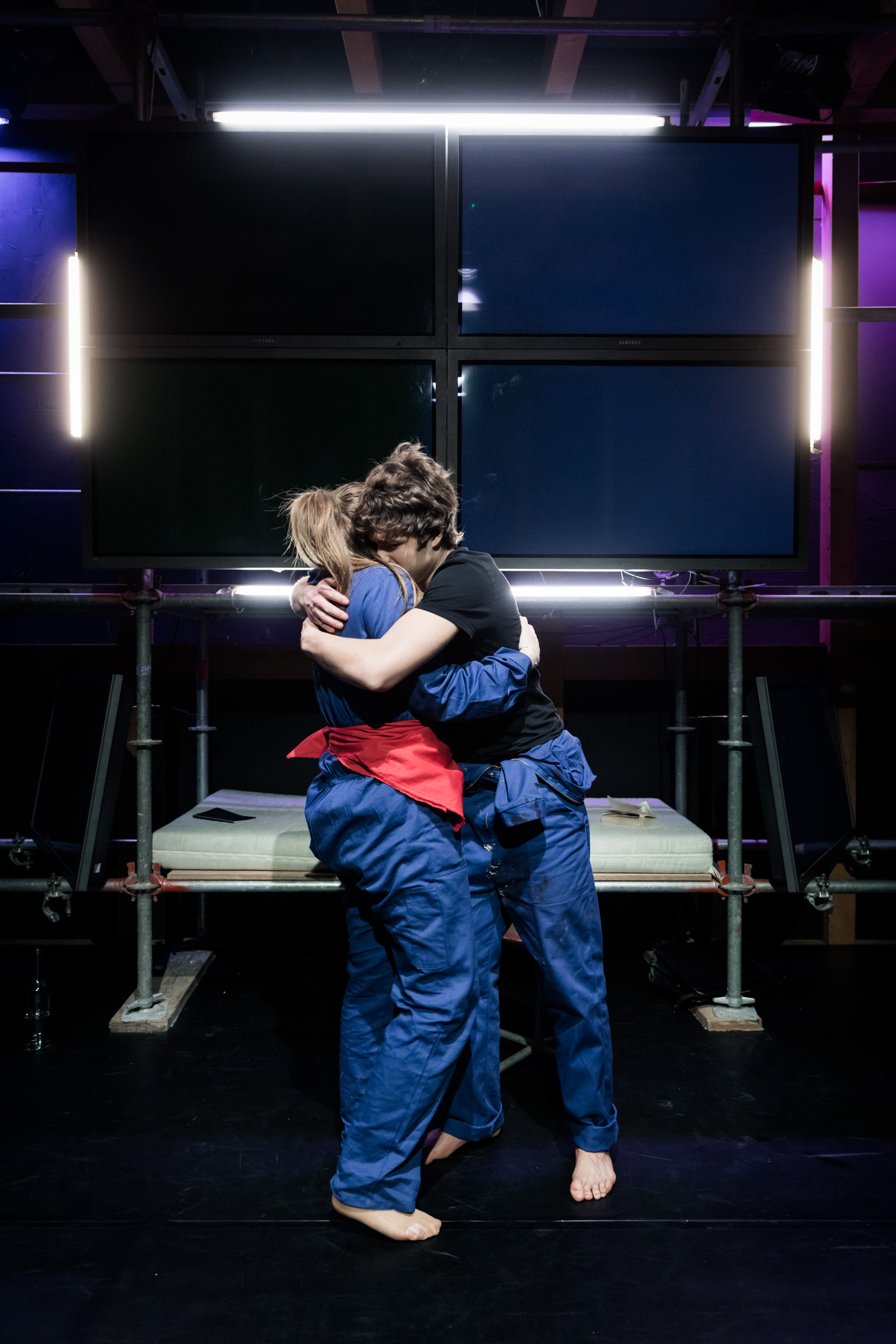 English Theater Company Zuoz Hug BHP-6760 English Theater Company Zuoz Hug BHP-6760